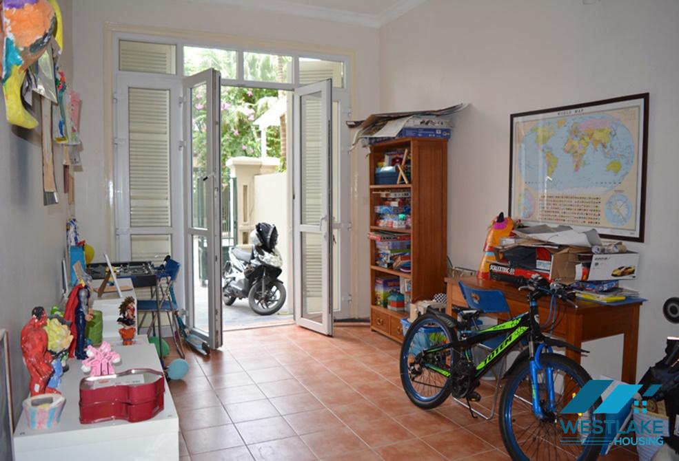 Cho thuê biệt thự thiết kế đẹp, nội thất đầy đủ tại Ciputra – Tây Hồ, Hà Nội