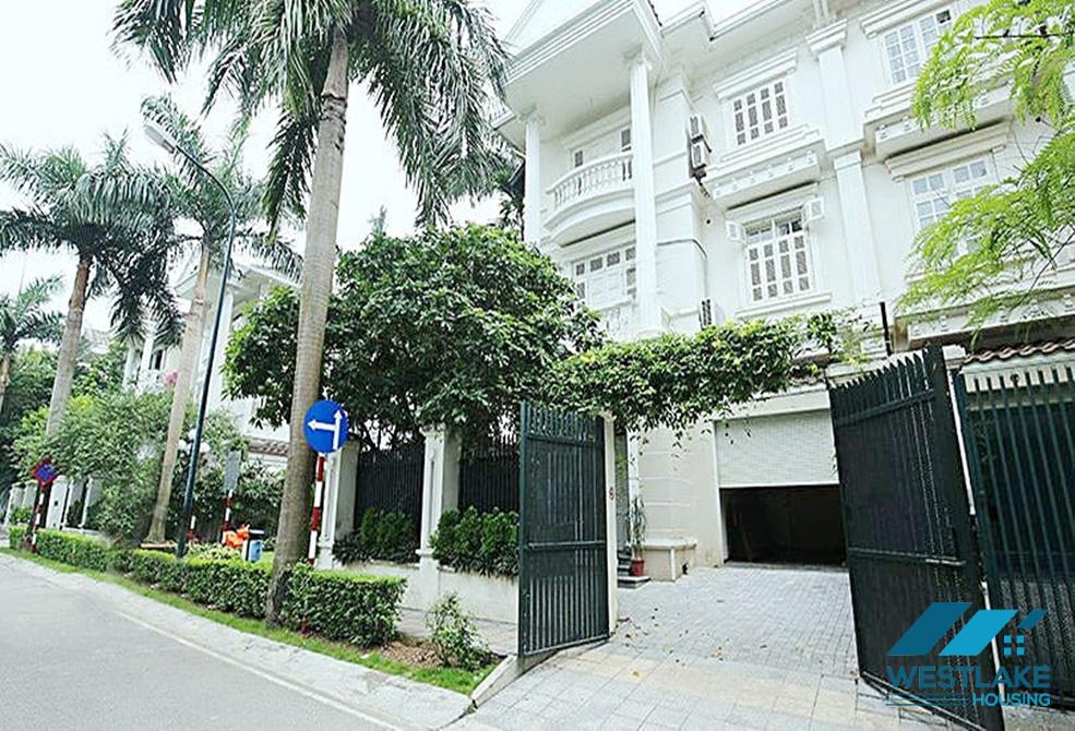 Cho thuê căn hộ rộng rãi, hiện đại, đầy đủ nội thất tại khu C – Ciputra, Tây Hồ, Hà Nội