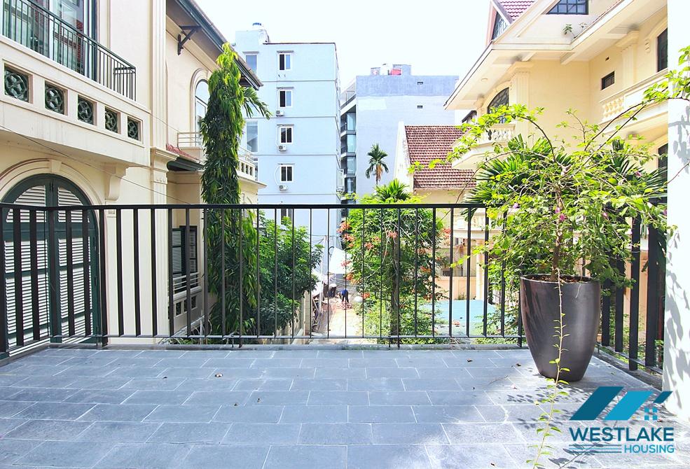 Cho Thuê Căn Hộ 4 Phòng Ngủ Đẹp, Ban Công Rộng Thoáng Mát Trên Đường Tây Hồ, Hà Nội