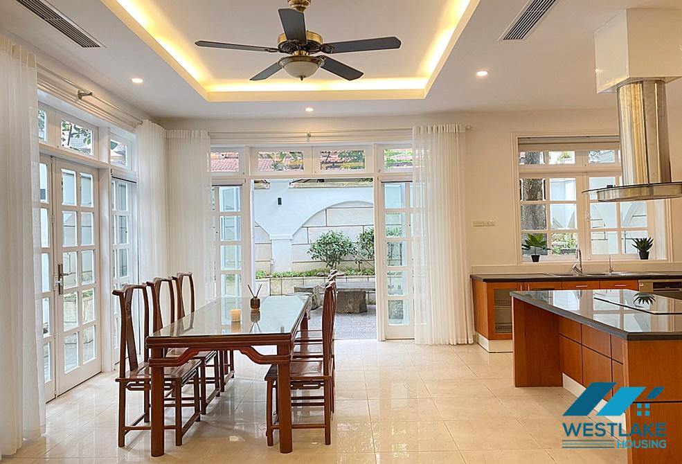 Cho thuê nhà 4 phòng ngủ gần UNIS – Khu C, Ciputra