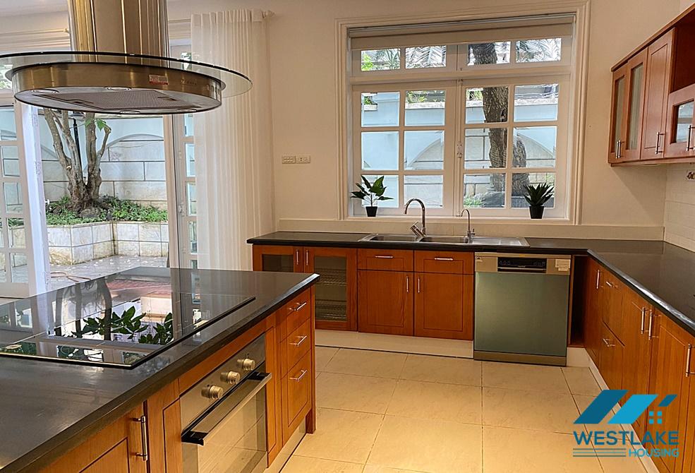 Cho thuê nhà 4 phòng ngủ gần UNIS – Khu C, Ciputra