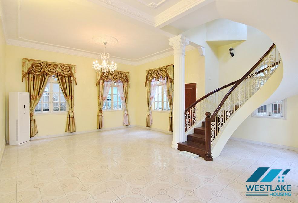 A huge villa with swimming pool for rent in Au Co, Tay Ho