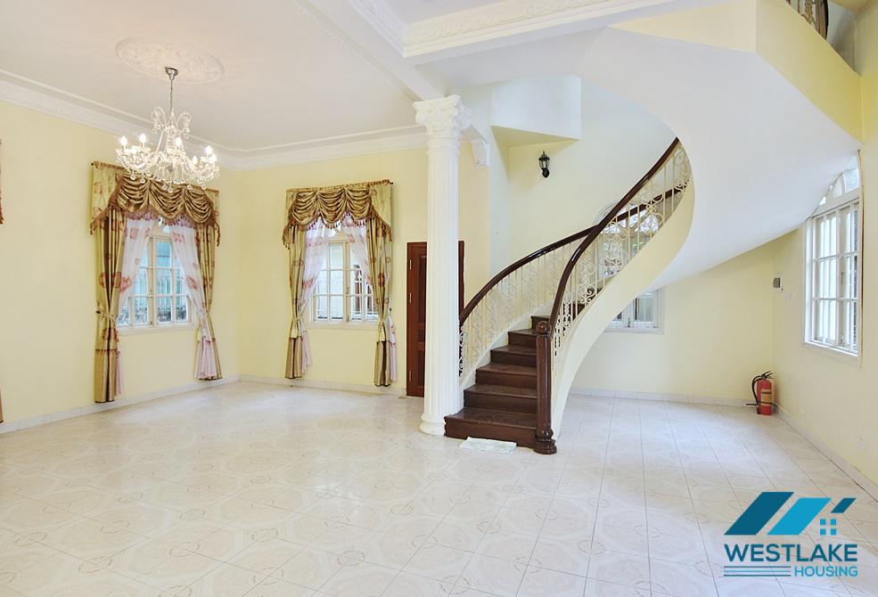 A huge villa with swimming pool for rent in Au Co, Tay Ho