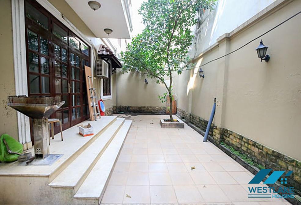 Cho thuê biệt thự lớn, đầy đủ tiện nghi tại khu C – Ciputra, Tây Hồ