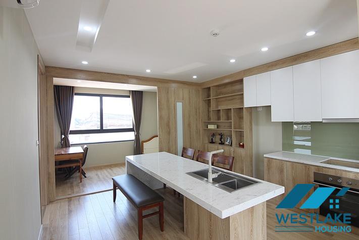 Cho Thuê Căn Hộ 2 Phòng Ngủ Ban Công Rộng Thoáng, View Hồ Tại Phố Võng Thị, Tây Hồ.