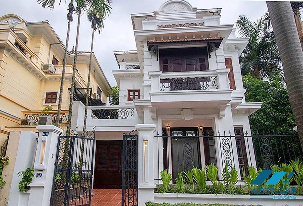 Cho thuê biệt thự vườn đẹp 5 phòng ngủ tại Block C2 – Ciputra, Tây Hồ