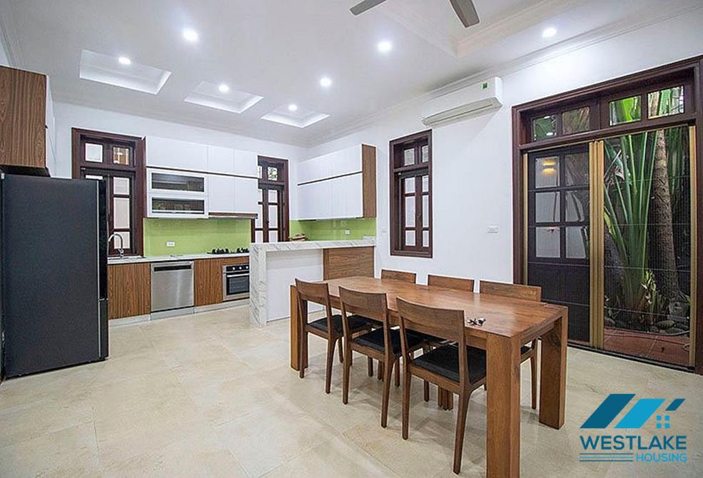 Cho thuê biệt thự vườn đẹp 5 phòng ngủ tại Block C2 – Ciputra, Tây Hồ