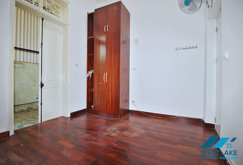 A cheap 3 bedroom apartment for rent in Tay Ho, Ha Noi