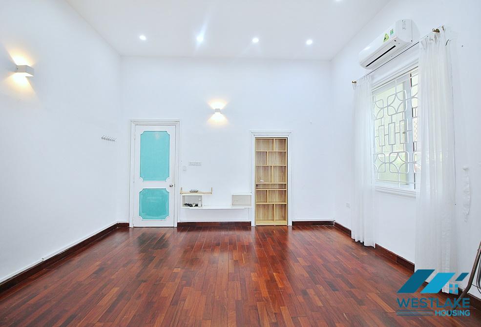 A cheap 3 bedroom apartment for rent in Tay Ho, Ha Noi
