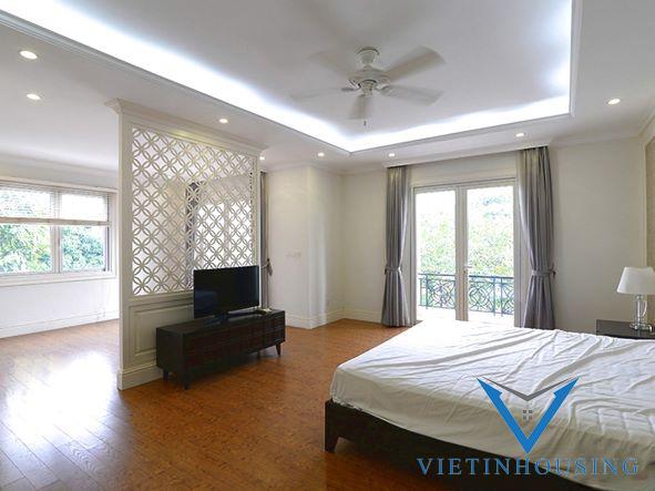 Cho thuê biệt thự đường Hoa Sữa, Vinhome Riverside