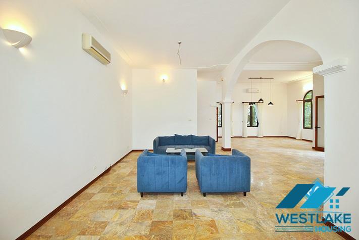 Beautifull house with huge garden for rent in Tay Ho area, Ha Noi