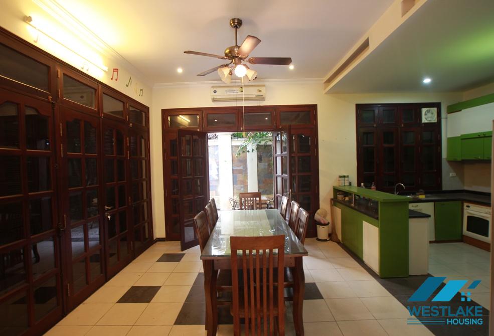 Cho thuê nhà rộng rãi tại Ciputra – Khu C, Tây Hồ, Hà Nội Cho thuê nhà rộng rãi tại Ciputra – Khu C, Tây Hồ, Hà Nội