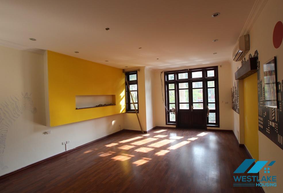 Cho thuê nhà rộng rãi tại Ciputra – Khu C, Tây Hồ, Hà Nội Cho thuê nhà rộng rãi tại Ciputra – Khu C, Tây Hồ, Hà Nội