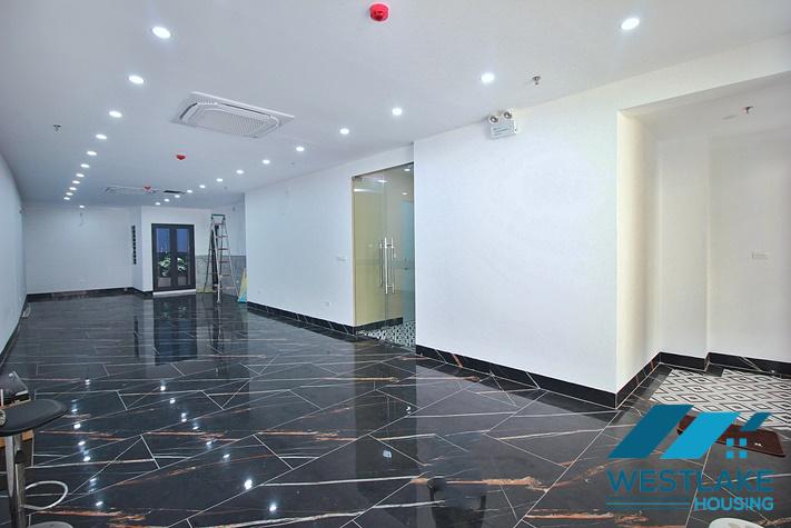 Spacious office space for rent on Yen Phu Street, Tay Ho Ward, Hanoi.