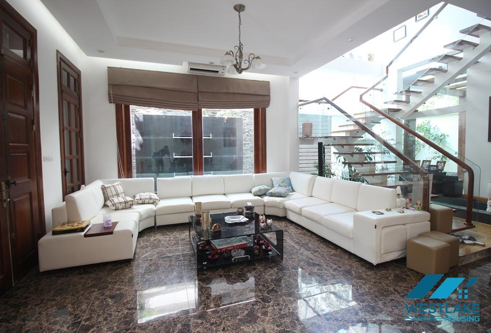 Spacious house with open living room and nice bathrooms to rent in Ciputra