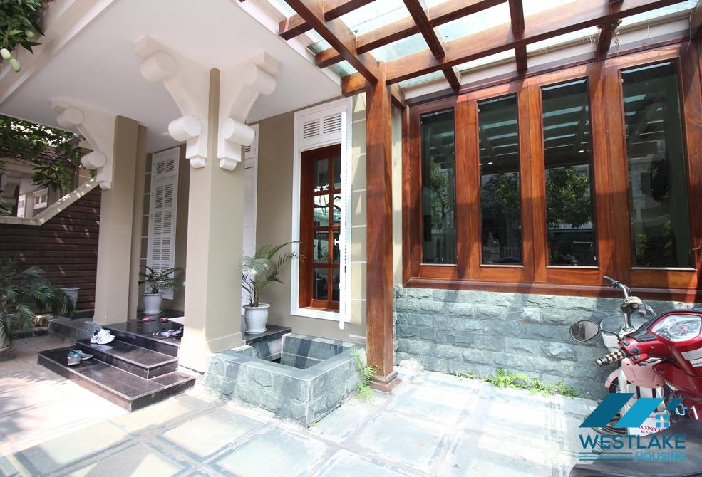 Spacious house with open living room and nice bathrooms to rent in Ciputra