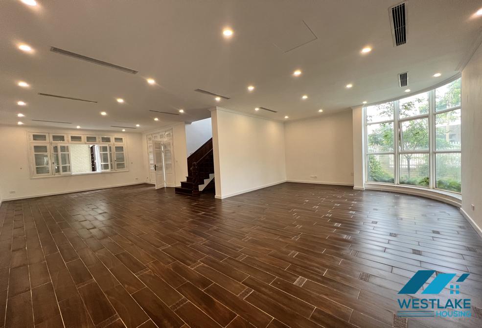 Cho thuê nhà không nội thất, sân vườn rộng tại Ciputra, Tây Hồ.