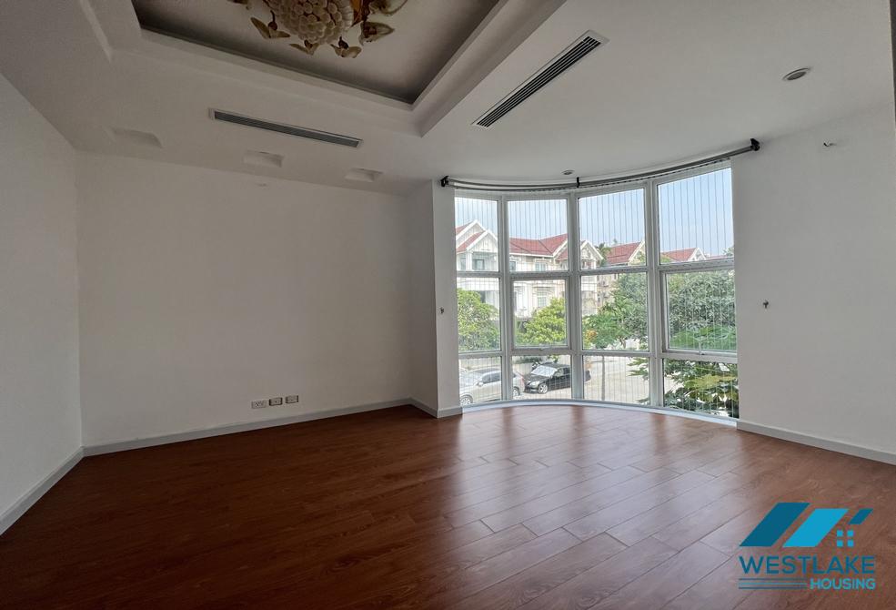 Cho thuê nhà không nội thất, sân vườn rộng tại Ciputra, Tây Hồ.