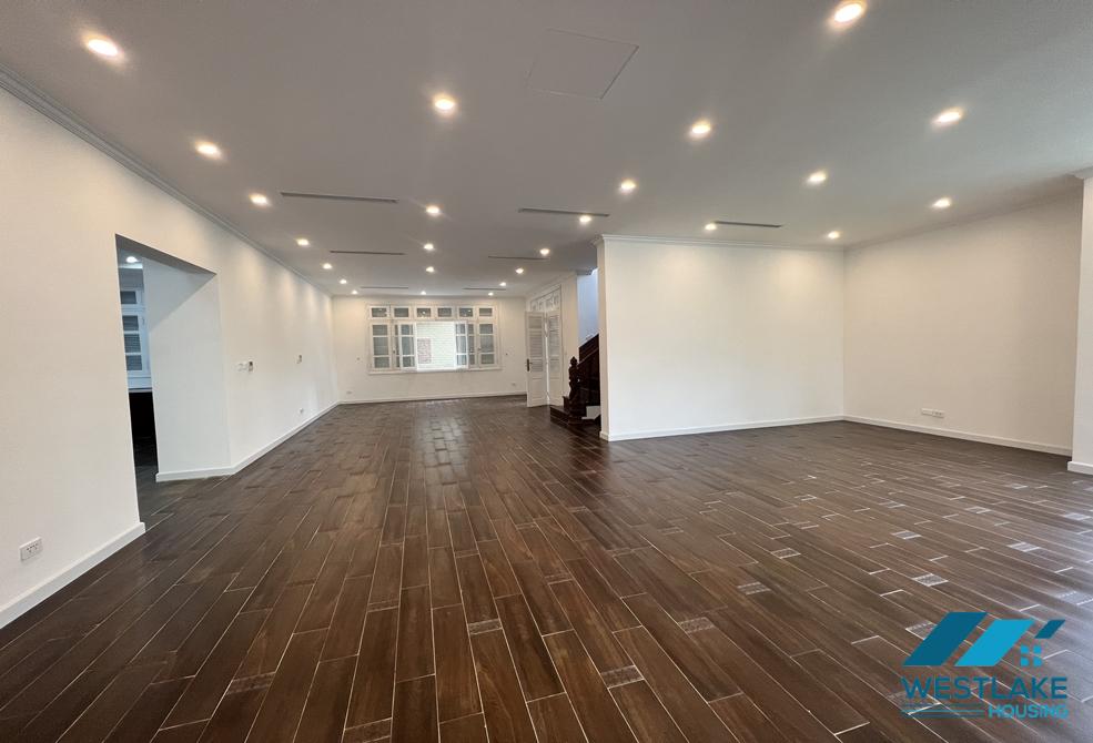 Cho thuê nhà không nội thất, sân vườn rộng tại Ciputra, Tây Hồ.