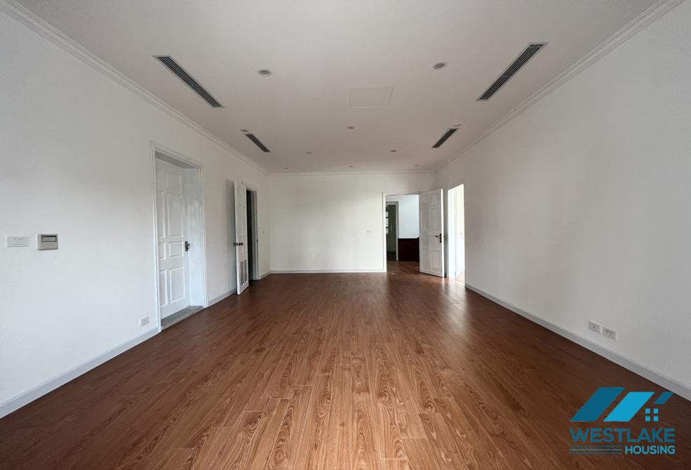 Cho thuê nhà không nội thất, sân vườn rộng tại Ciputra, Tây Hồ.