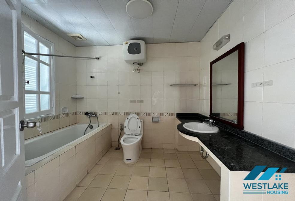 Cho thuê nhà không nội thất, sân vườn rộng tại Ciputra, Tây Hồ.