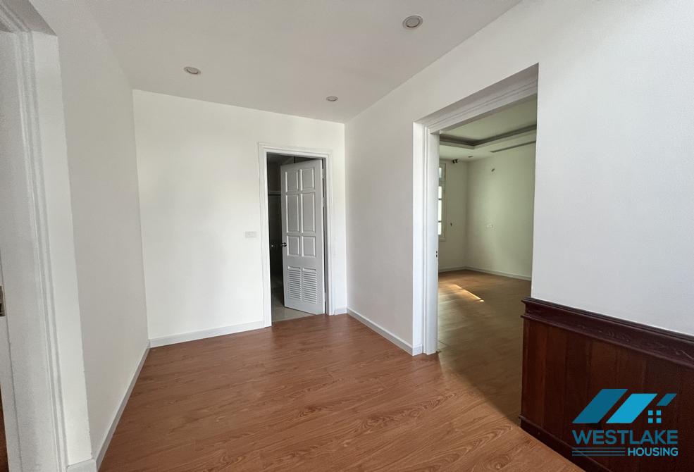 Cho thuê nhà không nội thất, sân vườn rộng tại Ciputra, Tây Hồ.