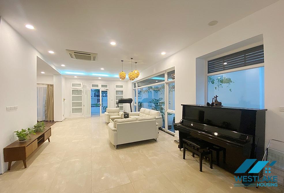 Cho thuê nhà đẹp 5 phòng ngủ tại khu T – Ciputra Hanoi.