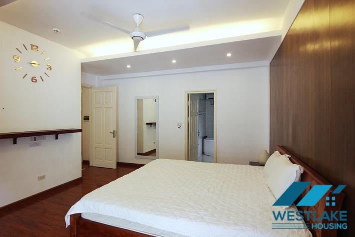 Cho Thuê Căn Hộ 2 Phòng Ngủ Rộng Thoáng Mát Trên Tầng Cao Của Tòa Nhà Tại Phố Trịnh Công Sơn Tây Hồ, Hà Nội.