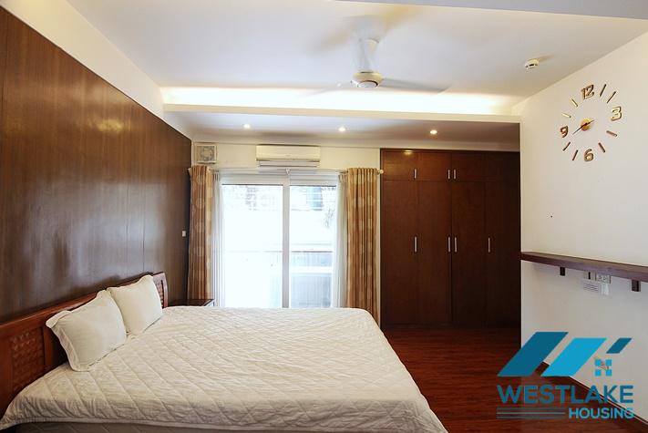 Cho Thuê Căn Hộ 2 Phòng Ngủ Rộng Thoáng Mát Trên Tầng Cao Của Tòa Nhà Tại Phố Trịnh Công Sơn Tây Hồ, Hà Nội.