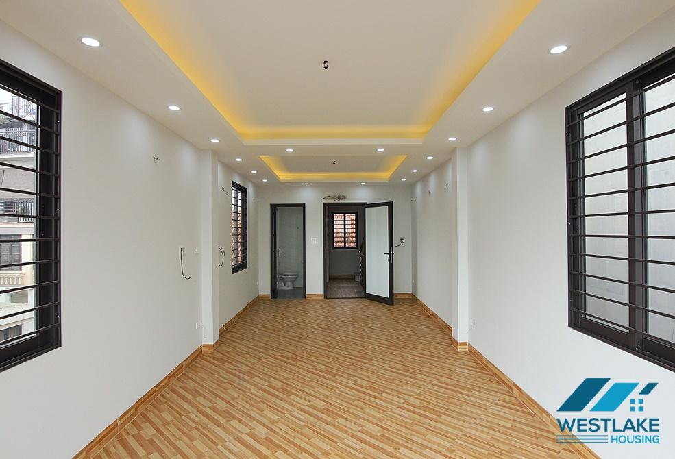 A new 5 floor office building for rent in Au Co, Tay ho