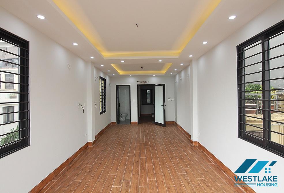 A new 5 floor office building for rent in Au Co, Tay ho