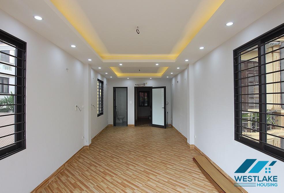 A new 5 floor office building for rent in Au Co, Tay ho