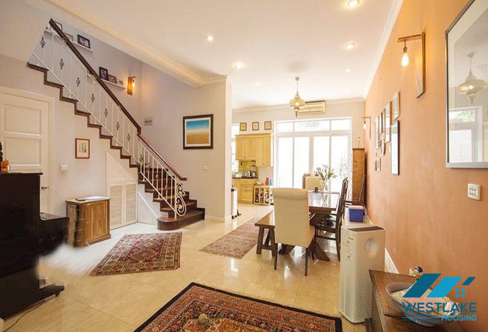 Cho thuê biệt thự 4 phòng ngủ đẹp tại Ciputra, Tây Hồ – Gần công viên và tiện ích