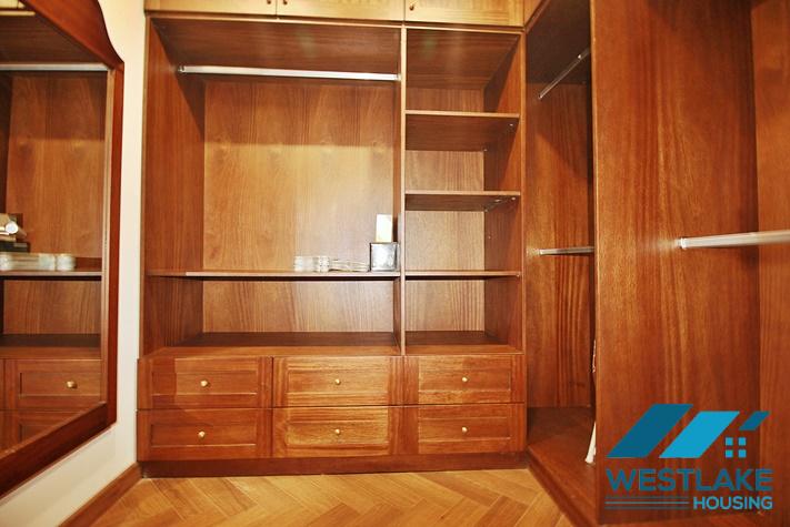 Cho Thuê Căn Hộ 3 Phòng Ngủ Ban Công Rộng View Hồ Thoáng Mát, Hoàn Toàn Mới Tại Xuân Diệu, Tây Hồ, Hà Nội.