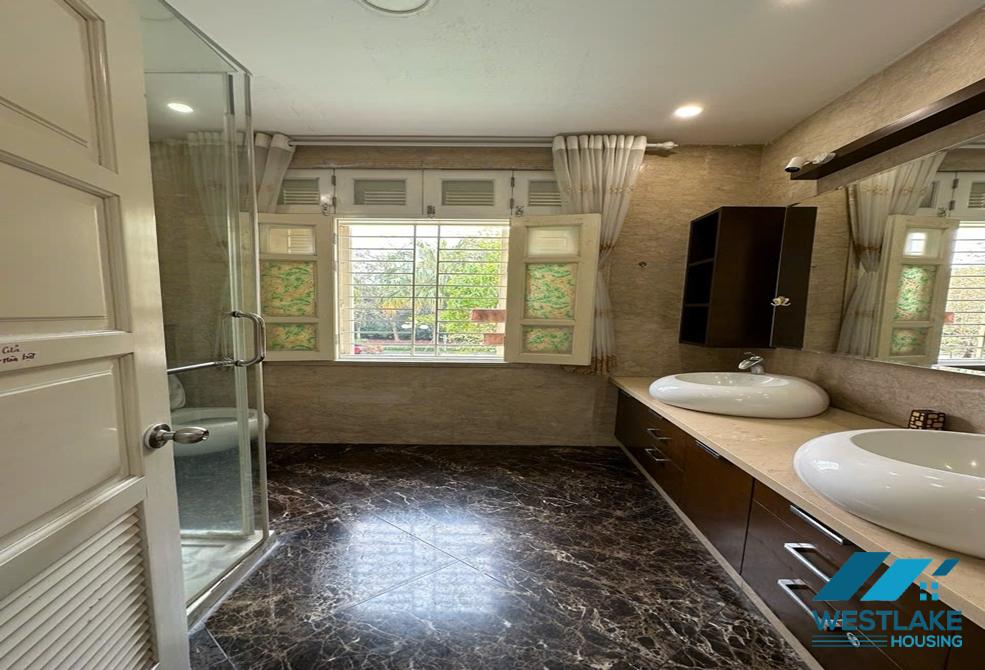 Cho thuê nhà đẹp 4 phòng ngủ tại Ciputra, Tây Hồ – Đầy đủ nội thất, khu yên tĩnh