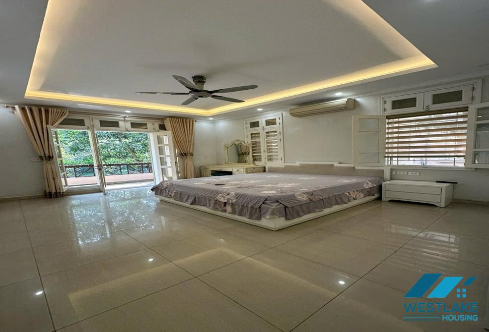 Cho thuê nhà đẹp 4 phòng ngủ tại Ciputra, Tây Hồ – Đầy đủ nội thất, khu yên tĩnh