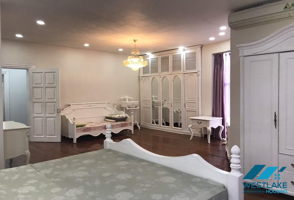 Cho thuê biệt thự sân vườn tuyệt đẹp tại Ciputra Tây Hồ – 4 phòng ngủ, nội thất sang trọng