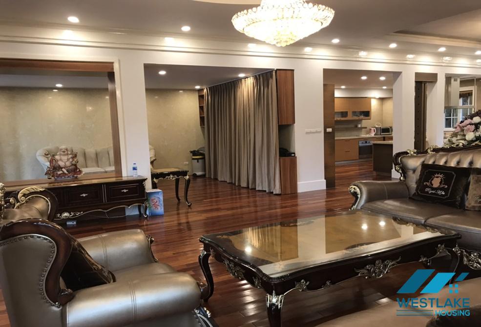 Cho thuê biệt thự sân vườn tuyệt đẹp tại Ciputra Tây Hồ – 4 phòng ngủ, nội thất sang trọng