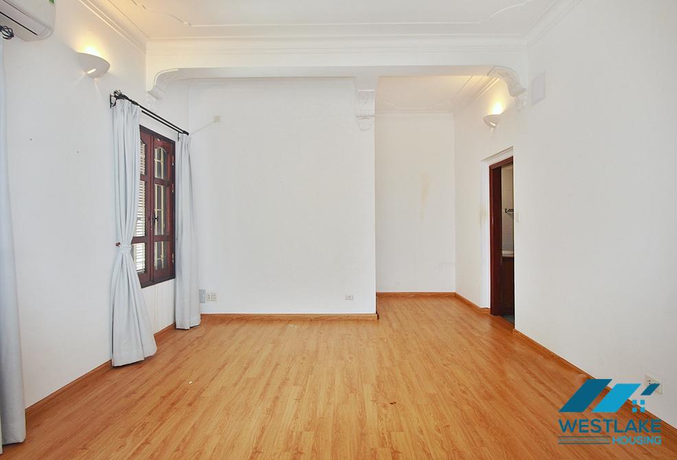 Unfurnished 4 bedrooms house with huge yard for rent in Tay Ho, Ha Noi Unfurnished 4 bedrooms house with huge yard for rent in Tay Ho, Ha Noi