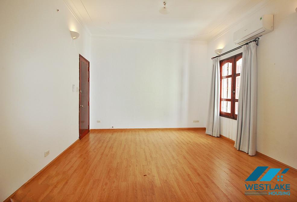 Unfurnished 4 bedrooms house with huge yard for rent in Tay Ho, Ha Noi Unfurnished 4 bedrooms house with huge yard for rent in Tay Ho, Ha Noi
