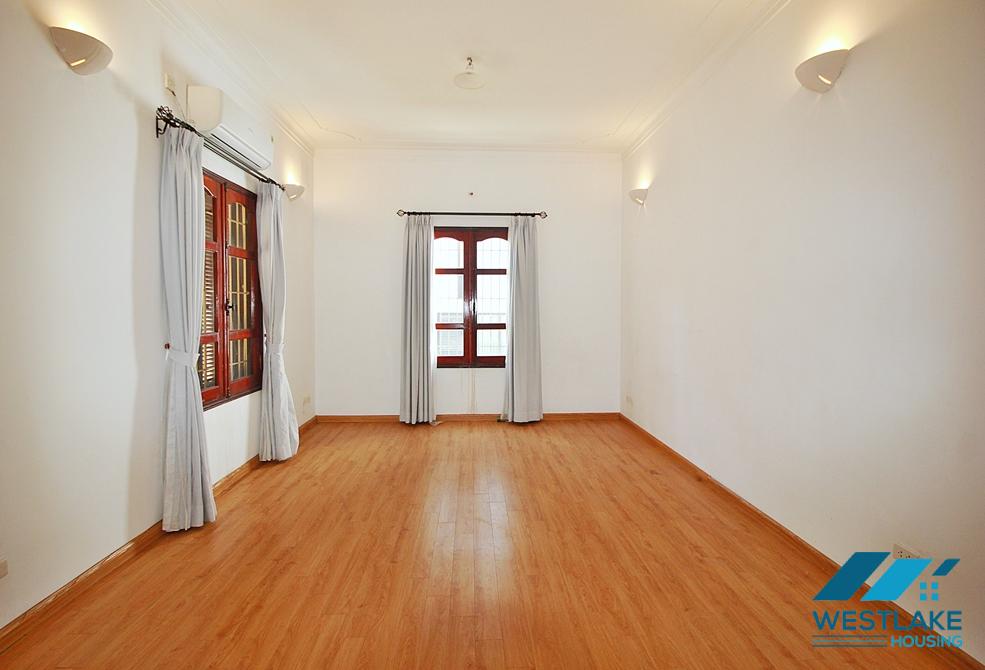Unfurnished 4 bedrooms house with huge yard for rent in Tay Ho, Ha Noi Unfurnished 4 bedrooms house with huge yard for rent in Tay Ho, Ha Noi