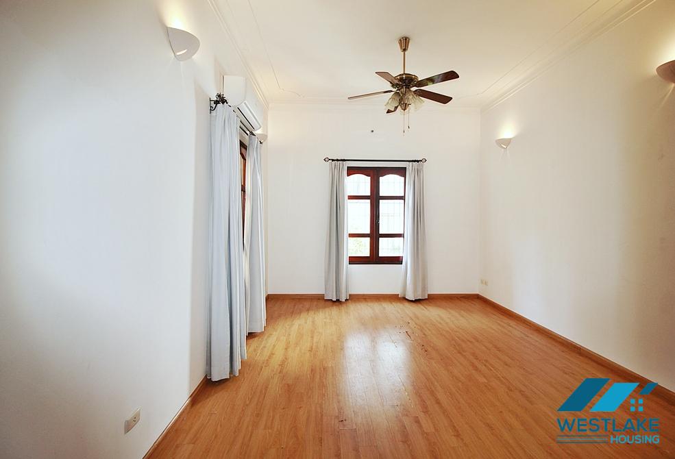 Unfurnished 4 bedrooms house with huge yard for rent in Tay Ho, Ha Noi Unfurnished 4 bedrooms house with huge yard for rent in Tay Ho, Ha Noi