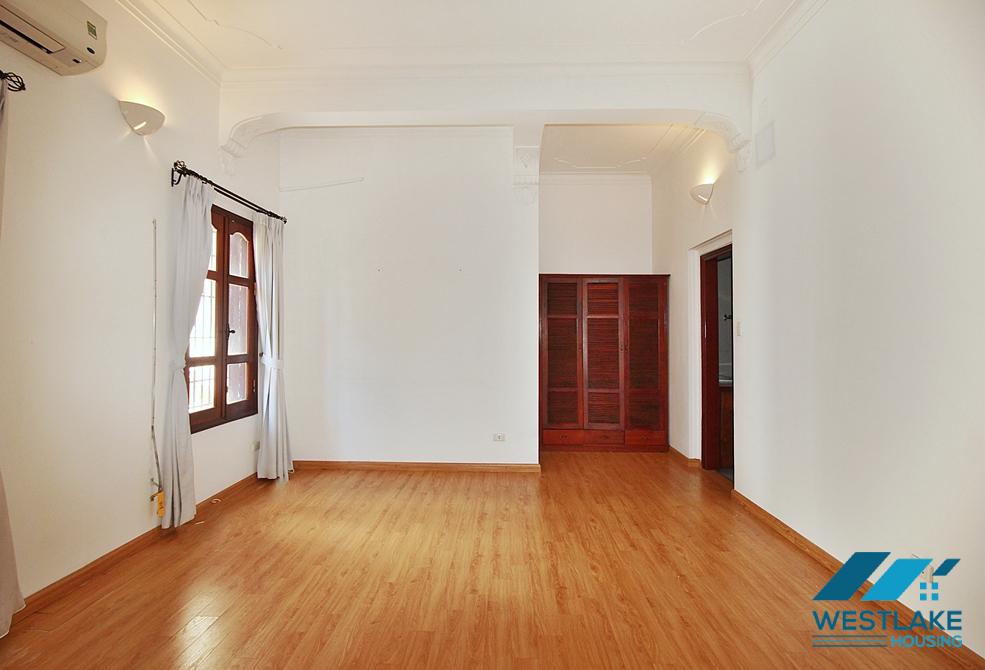 Unfurnished 4 bedrooms house with huge yard for rent in Tay Ho, Ha Noi Unfurnished 4 bedrooms house with huge yard for rent in Tay Ho, Ha Noi
