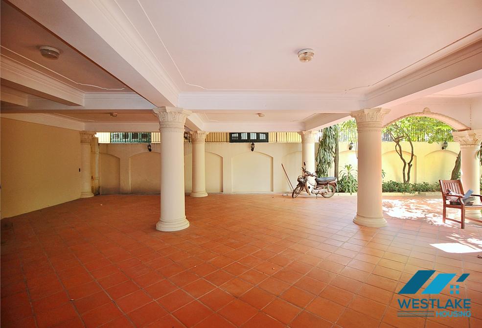 Unfurnished 4 bedrooms house with huge yard for rent in Tay Ho, Ha Noi Unfurnished 4 bedrooms house with huge yard for rent in Tay Ho, Ha Noi