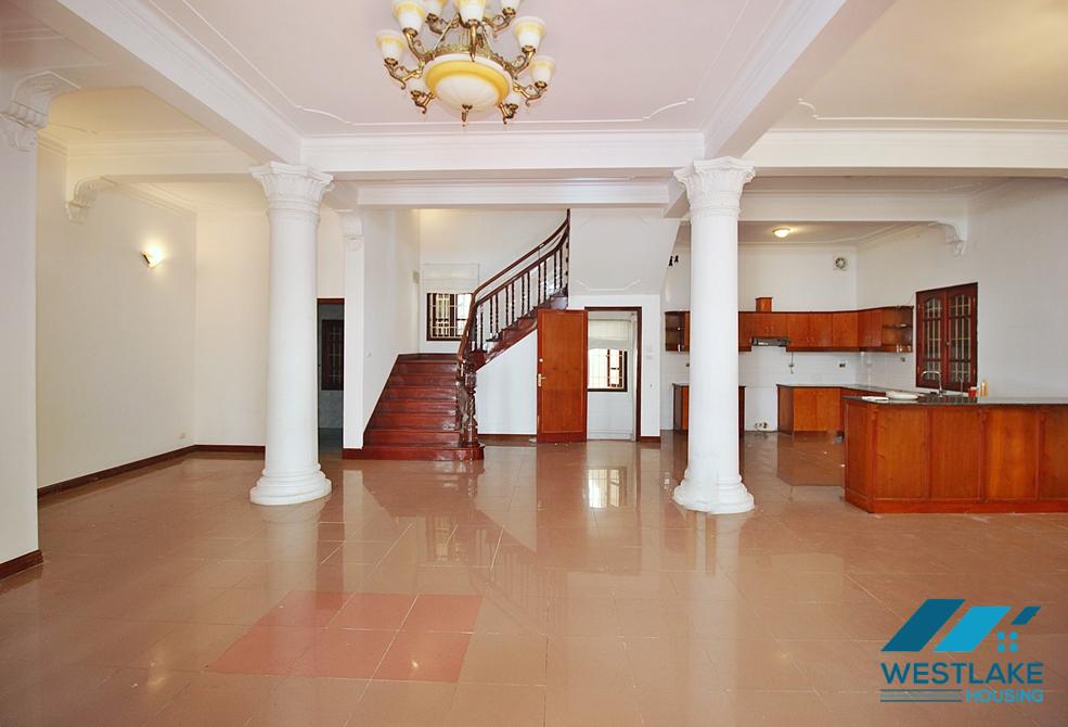Unfurnished 4 bedrooms house with huge yard for rent in Tay Ho, Ha Noi Unfurnished 4 bedrooms house with huge yard for rent in Tay Ho, Ha Noi