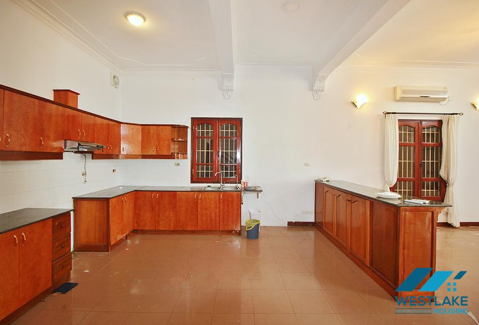 Unfurnished 4 bedrooms house with huge yard for rent in Tay Ho, Ha Noi Unfurnished 4 bedrooms house with huge yard for rent in Tay Ho, Ha Noi