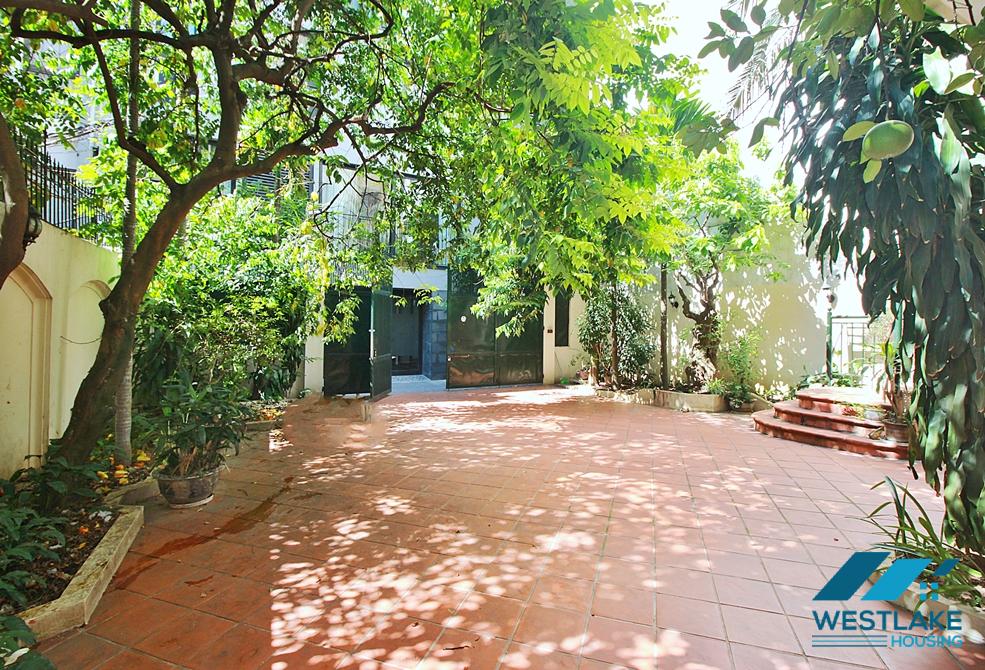 Unfurnished 4 bedrooms house with huge yard for rent in Tay Ho, Ha Noi Unfurnished 4 bedrooms house with huge yard for rent in Tay Ho, Ha Noi