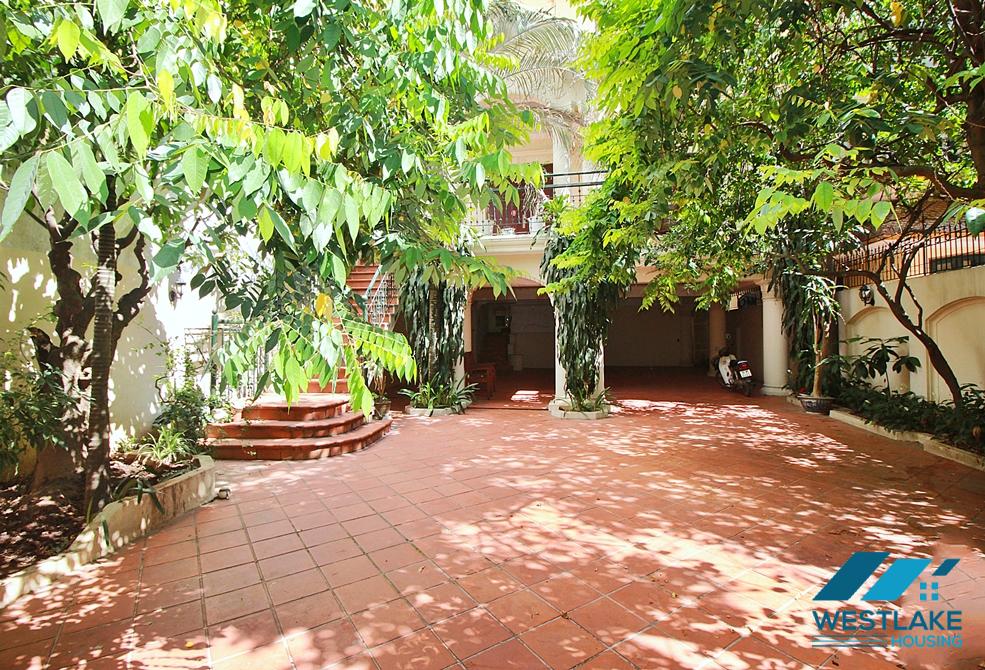 Unfurnished 4 bedrooms house with huge yard for rent in Tay Ho, Ha Noi Unfurnished 4 bedrooms house with huge yard for rent in Tay Ho, Ha Noi