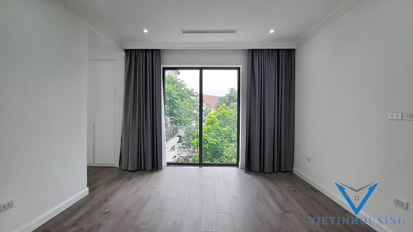 Cho thuê nhà 4 phòng ngủ tại Vinhome Riverside Long Biên