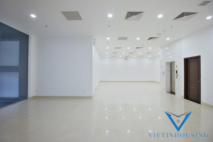 Cho Thuê Văn Phòng Rộng 170m2 Vị Trí Đẹp 1 Phòng Vệ Sinh Trên Phô Từ Hoa.Tây Hồ